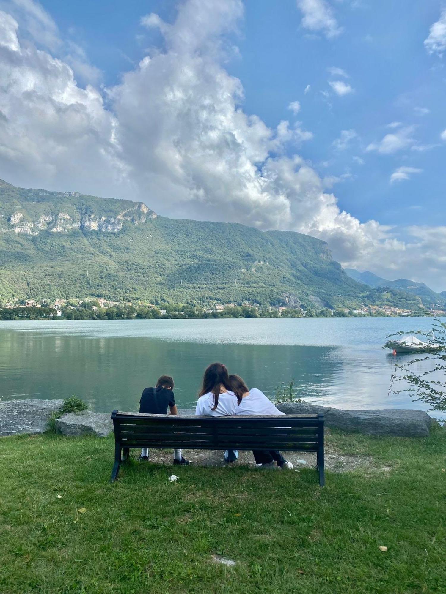 Le Rose Sul Lago Pescate Exterior photo