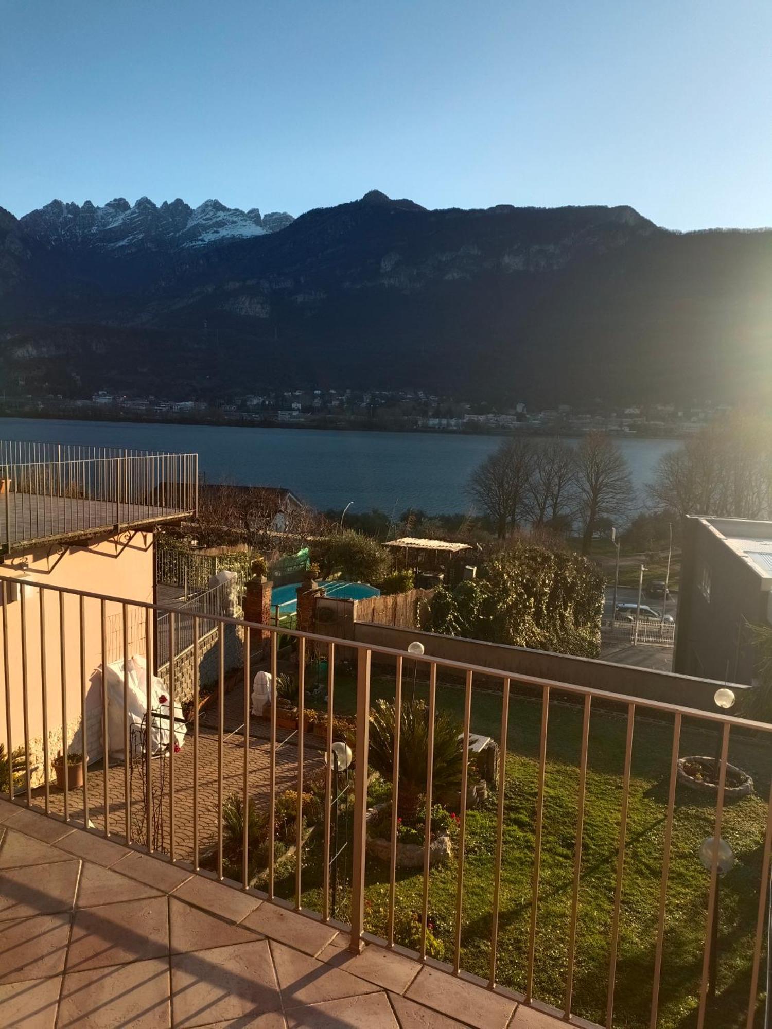Le Rose Sul Lago Pescate Exterior photo